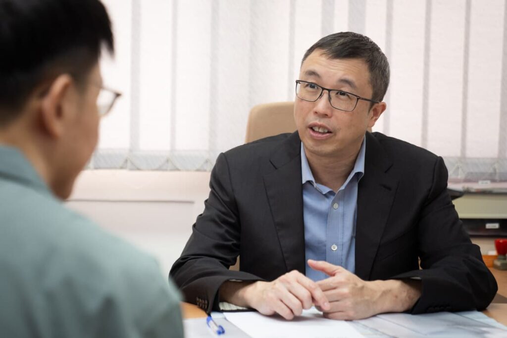 Dr Julian Wong consulting with a patient at The Vascular & Endovascular Clinic